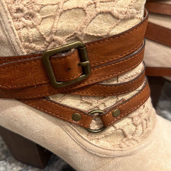 Pierre Dumas SZ 8 1/2. Booties. Cream distressed color - Picture 2 of 8